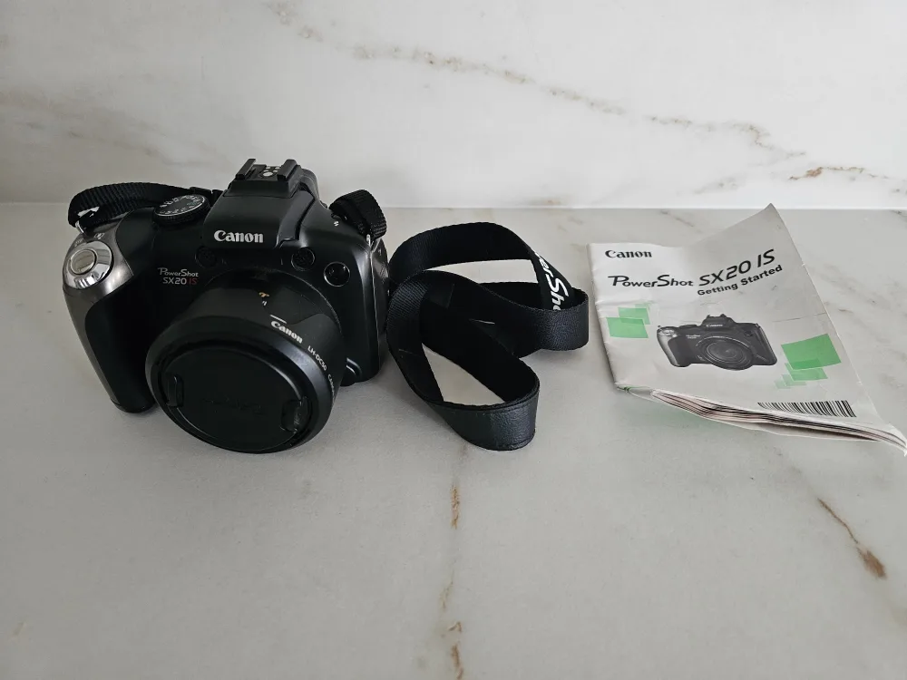 Canon PowerShot SX20 IS Digital Camera with Bag thumbnail