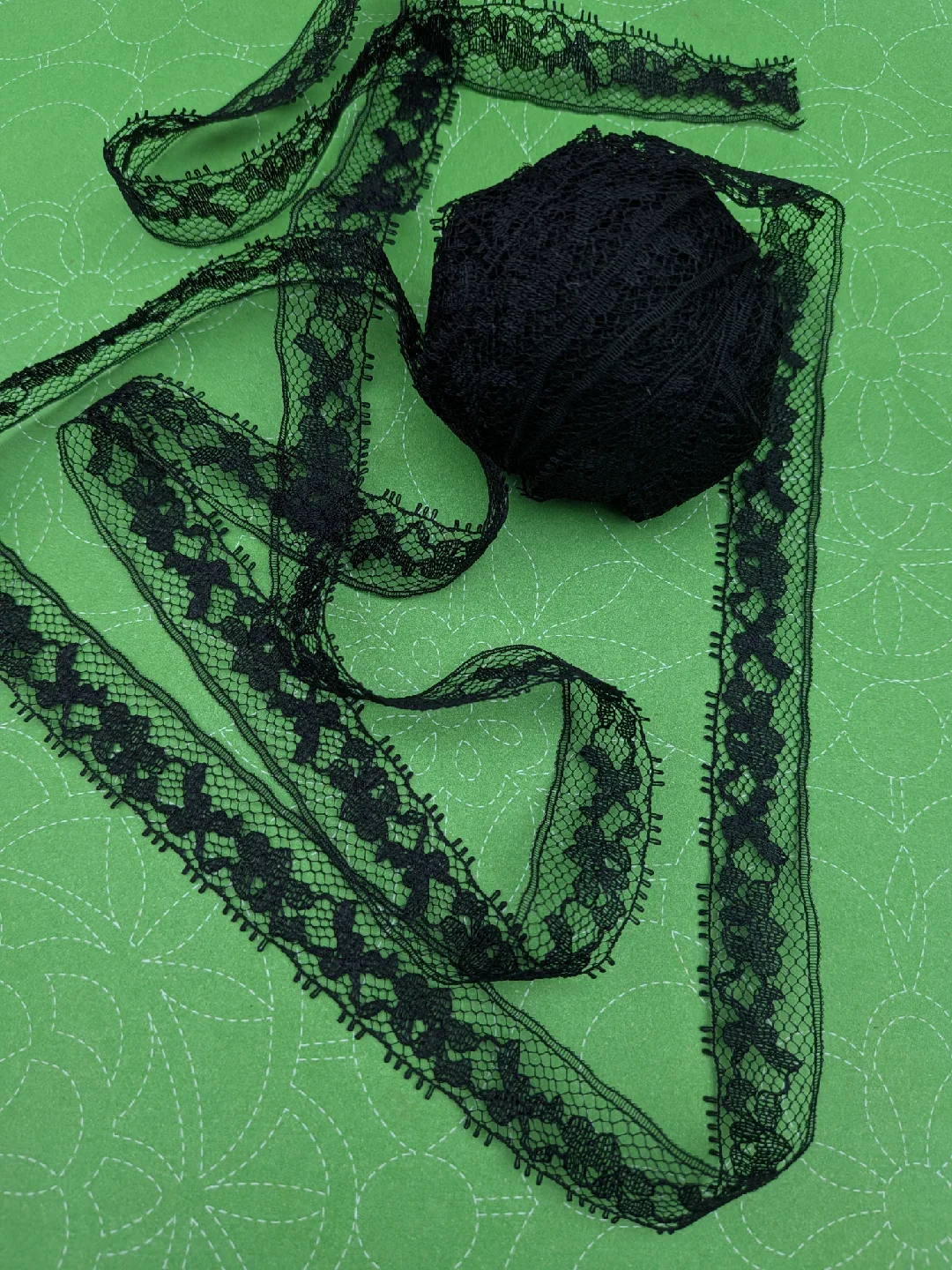 SIX YARDS Vintage Black Lace Trim thumbnail