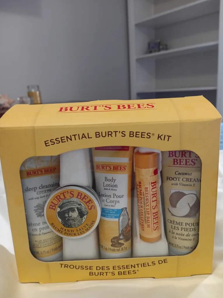 Burt's Bees Essential Kit - New image indicator(2)