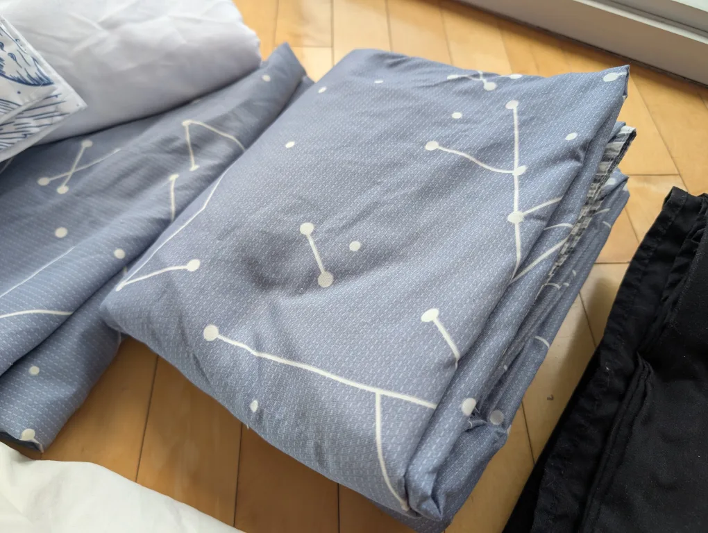 Bedding lot - twin comforter, 2 duvets, pillowcases etc. image indicator(2)