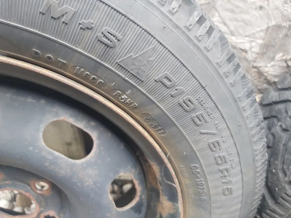 Set of 4 Goodyear Nordic Winter Tires P195/65R15 image indicator(2)