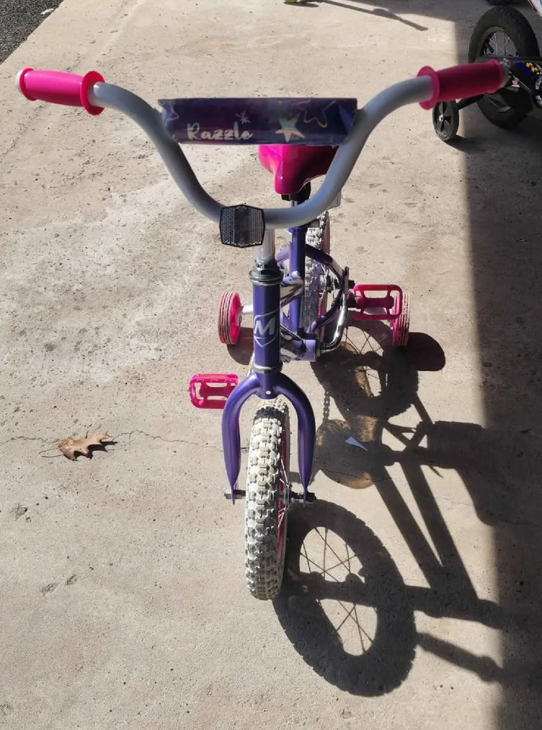 Kids' Hot Wheels & Razzle Bikes image indicator(3)