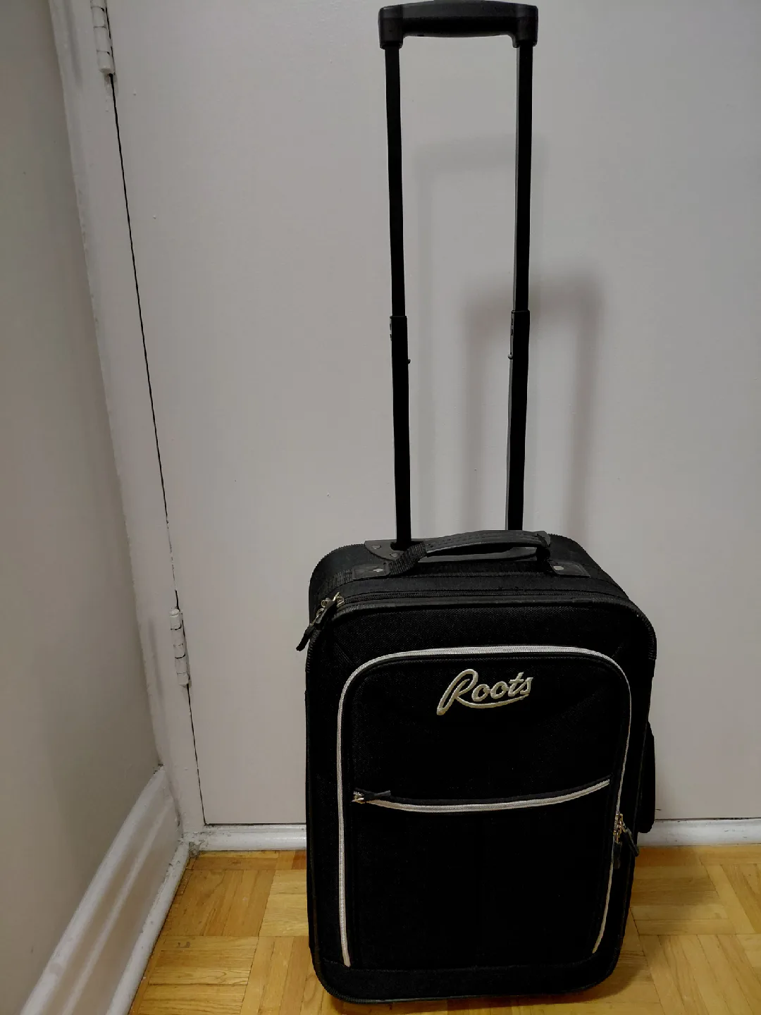 Roots Black Rolling Carry-On Suitcase 🥕 image indicator(3)