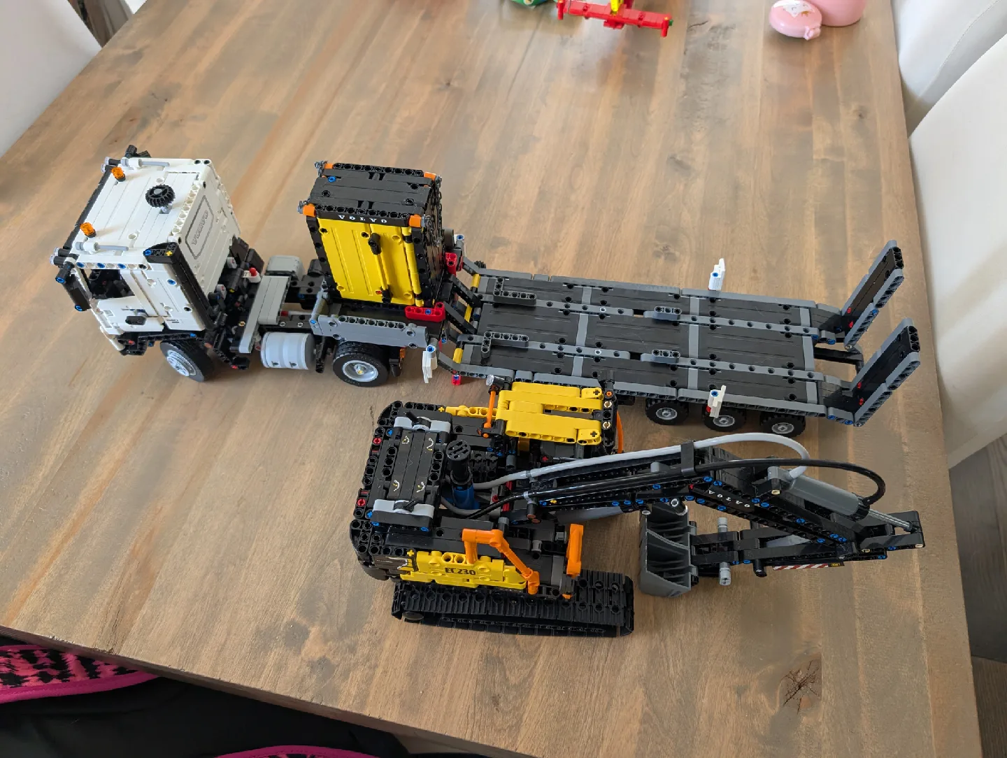 LEGO Technic Volvo FMX Truck & EC230 Excavator 42175 image indicator(5)