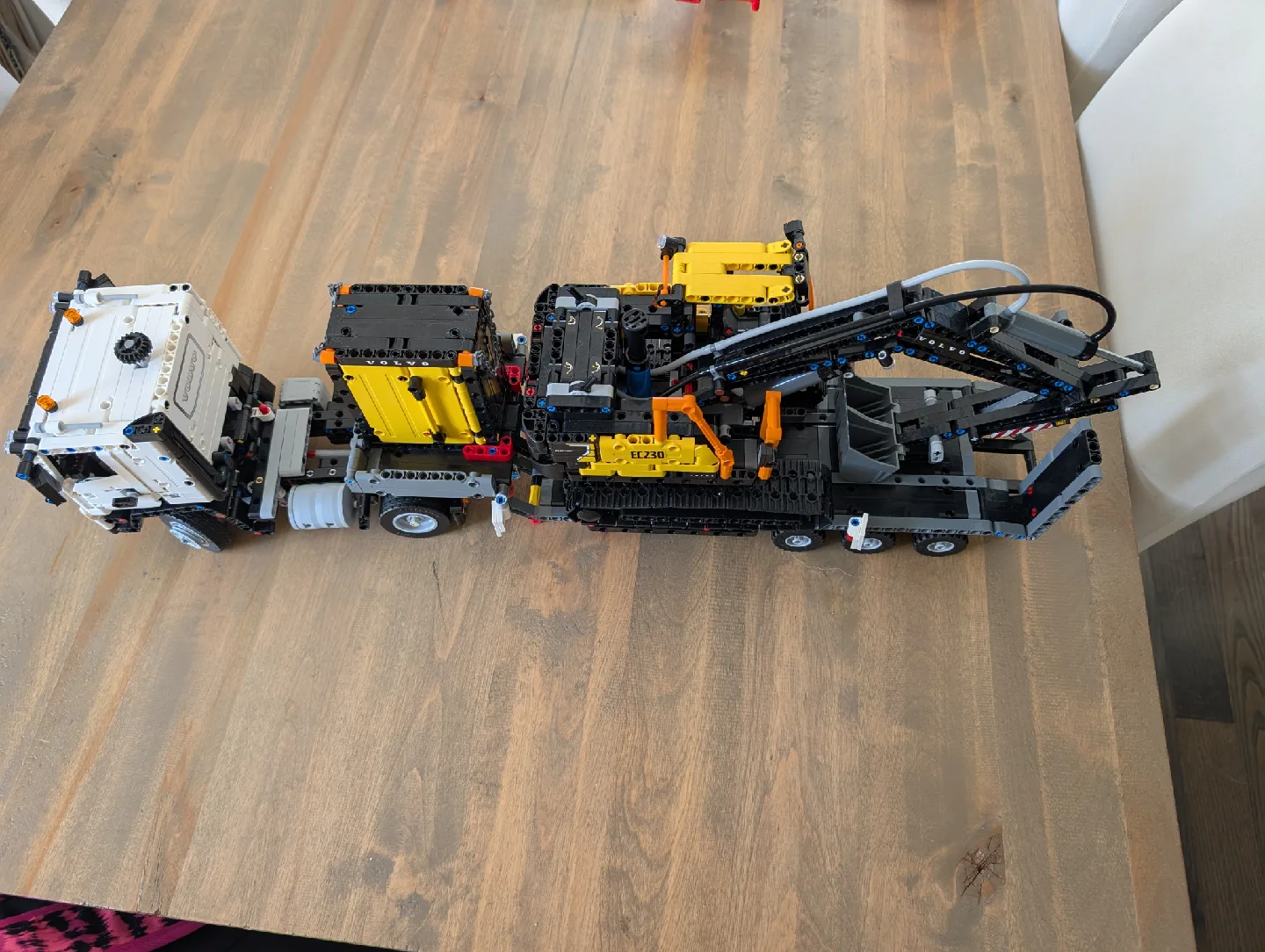 LEGO Technic Volvo FMX Truck & EC230 Excavator 42175 image indicator(6)