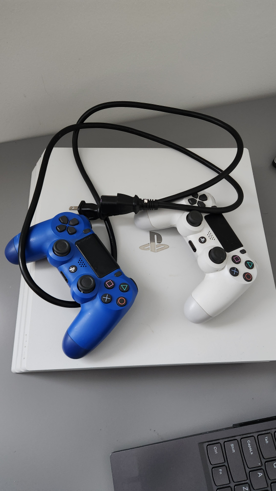 PS4, 2 dualshocks, 4 games - photo 2
