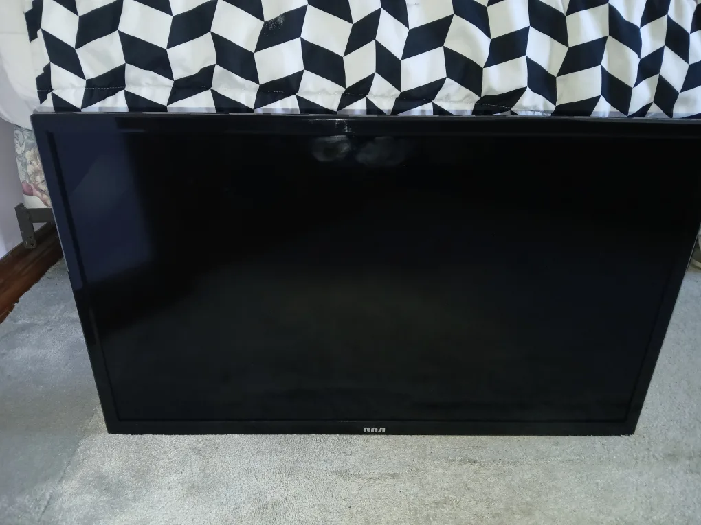 RCA 32 inch television with bracket 🏠Dufferin&Eglinton thumbnail