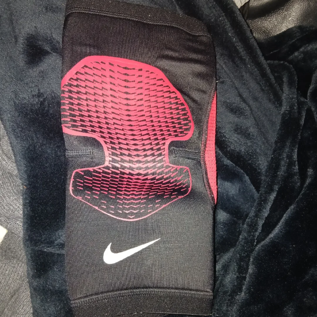 Nike Pro Knee Sleeve - Red & Black thumbnail