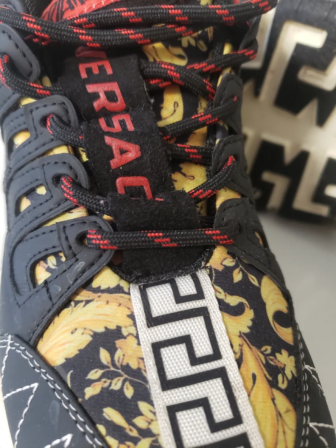 Versace Trigreca Size 38 image indicator(6)