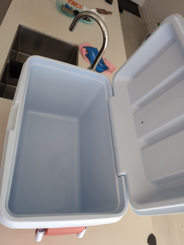 Rubbermaid Cooler - photo 2