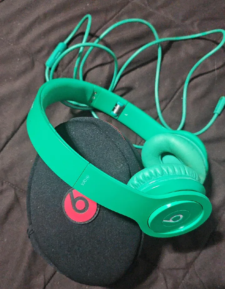 Beats by Dr. Dre Solo HD Green Headphones image indicator(2)