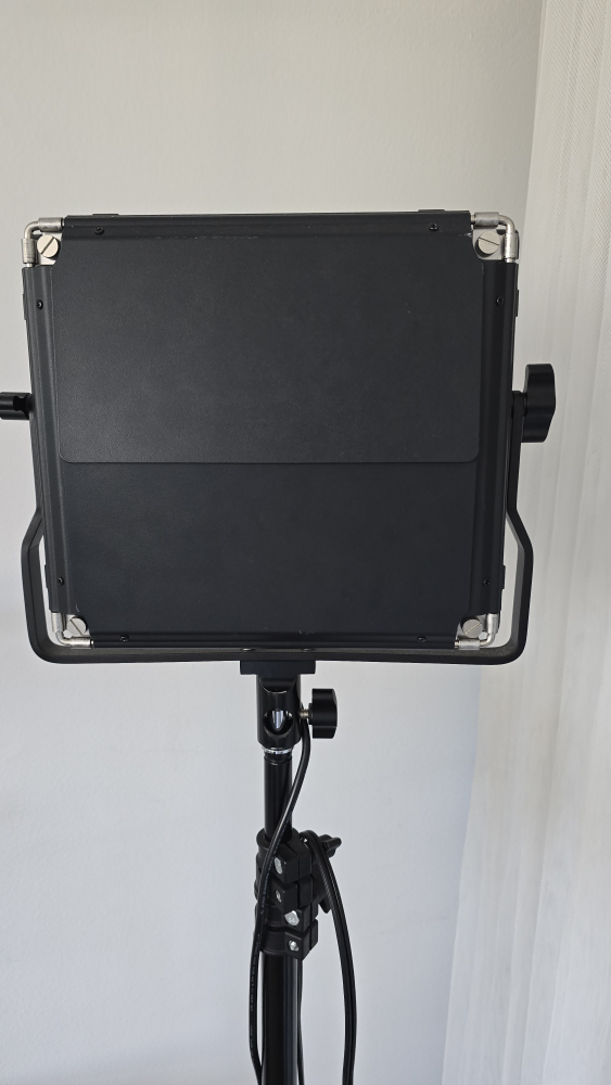 MOVING MUST GO Neewer  LED Video Light With Case and Tripod - photo 3