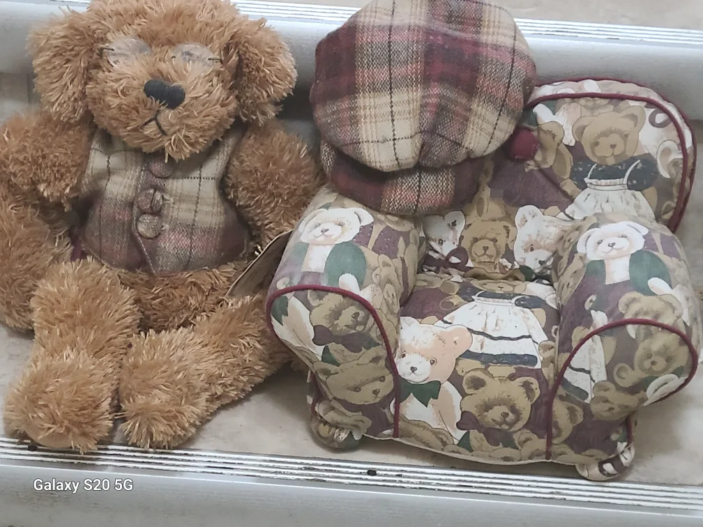 Avon Hat Box Teddies Bear Figurine image indicator(3)