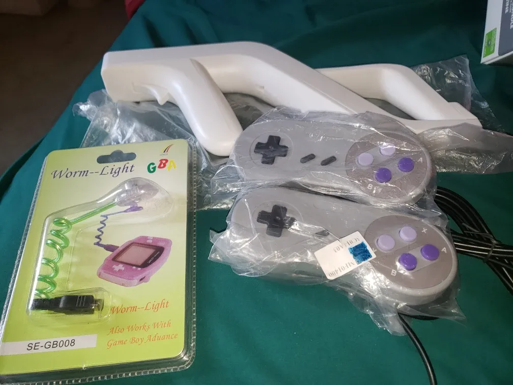 Nintendo accessories GBA Worm-Light & SNES Style Controllers thumbnail