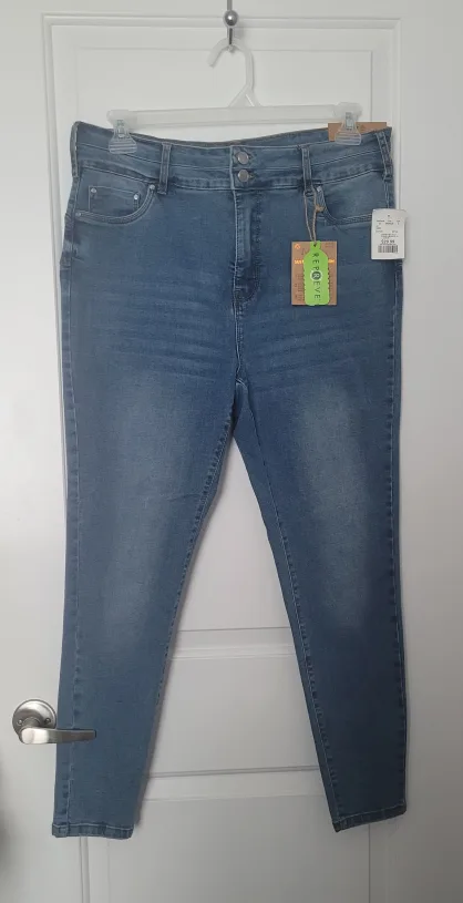Suko Jeans Size 14 - High Waist Sustainable Denim image indicator(2)