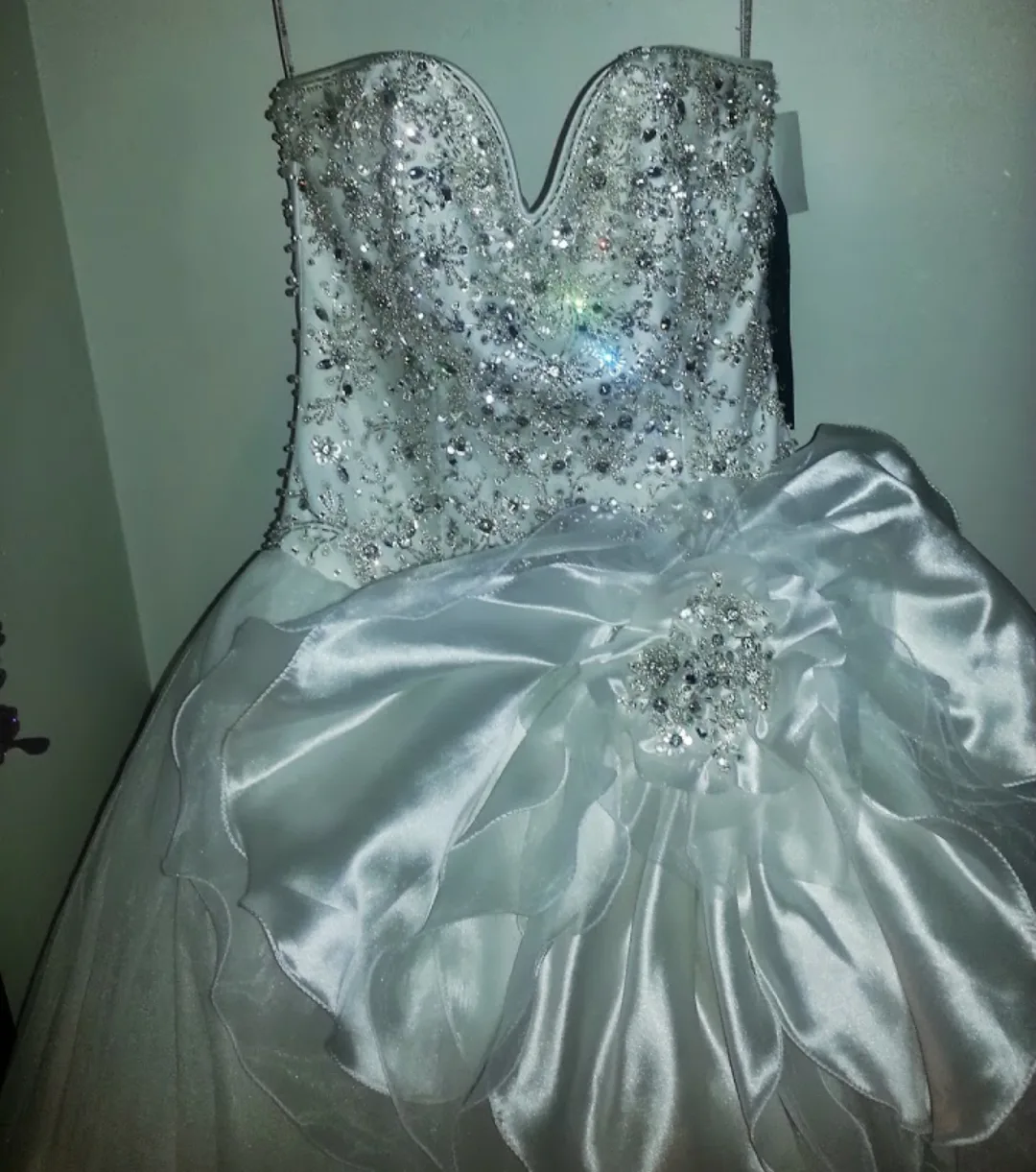 White Wedding Dresses image indicator(4)