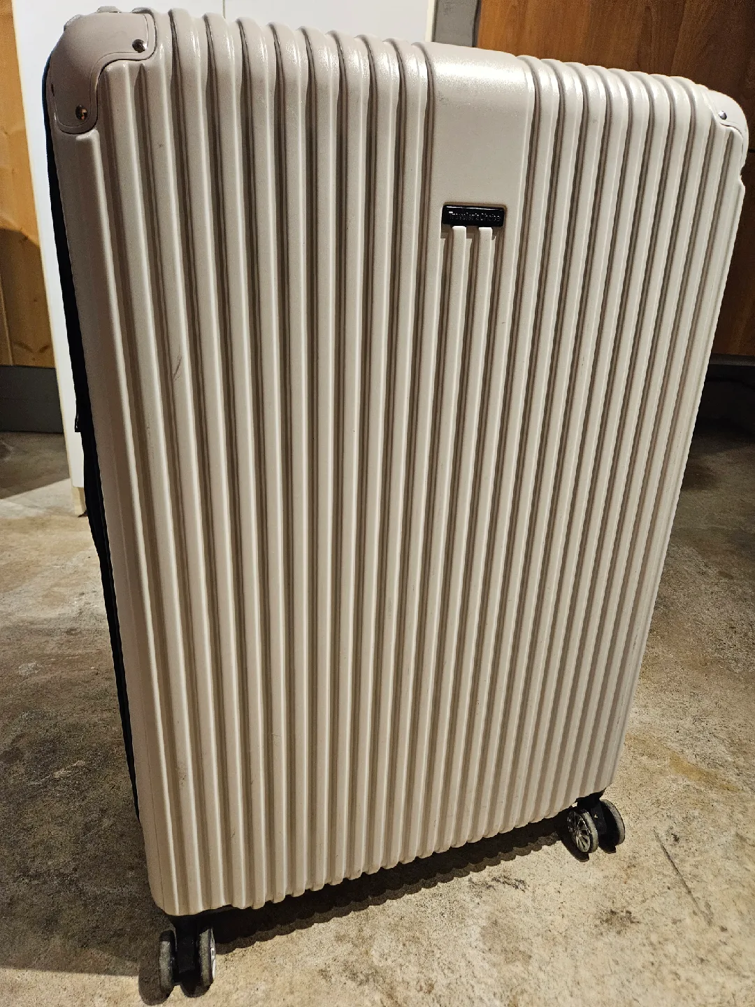 Traveler's Choice White Hardside Luggage image indicator(7)