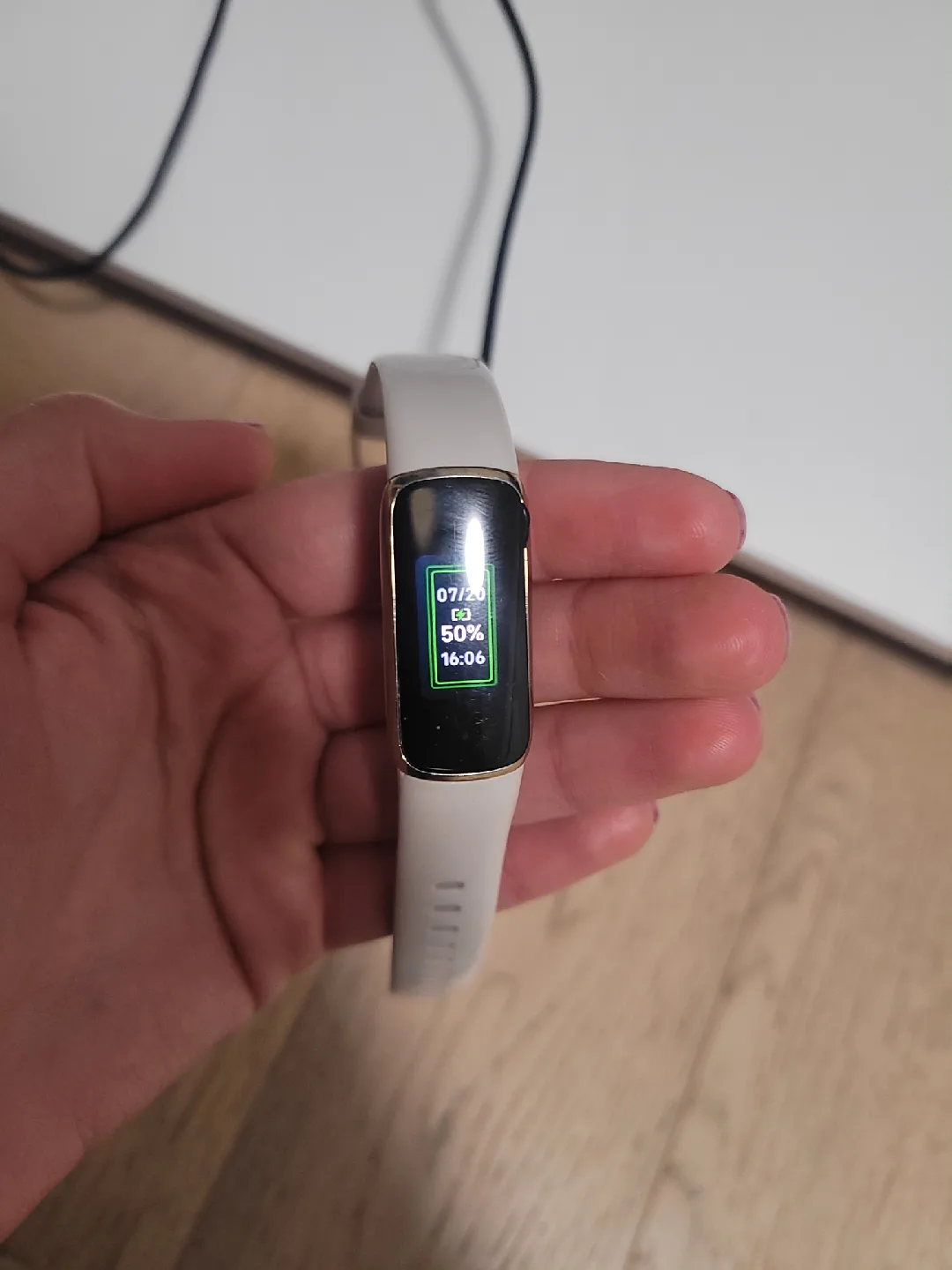 Fitbit Luxe Fitness + with Bands and charge Cable image indicator(3)