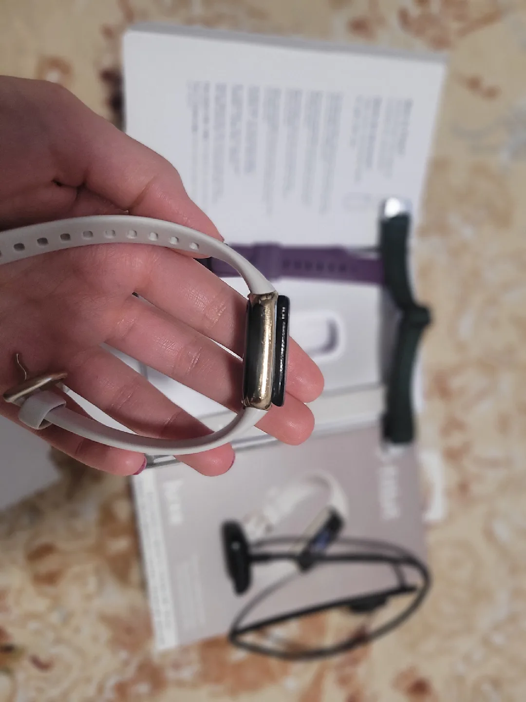 Fitbit Luxe Fitness + with Bands and charge Cable image indicator(4)