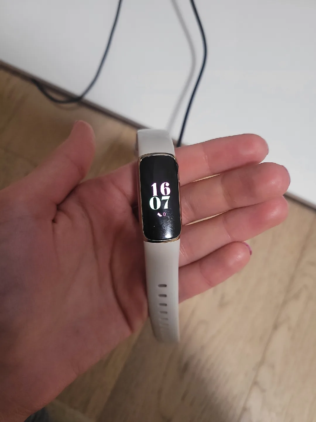 Fitbit Luxe Fitness + with Bands and charge Cable image indicator(6)