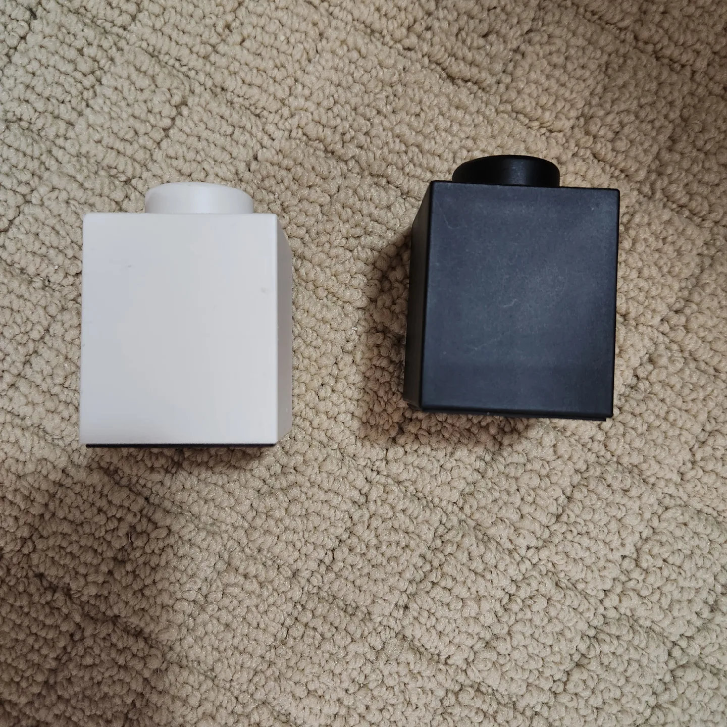 LEGO Iconic salt & pepper shakers - Black & White image indicator(2)