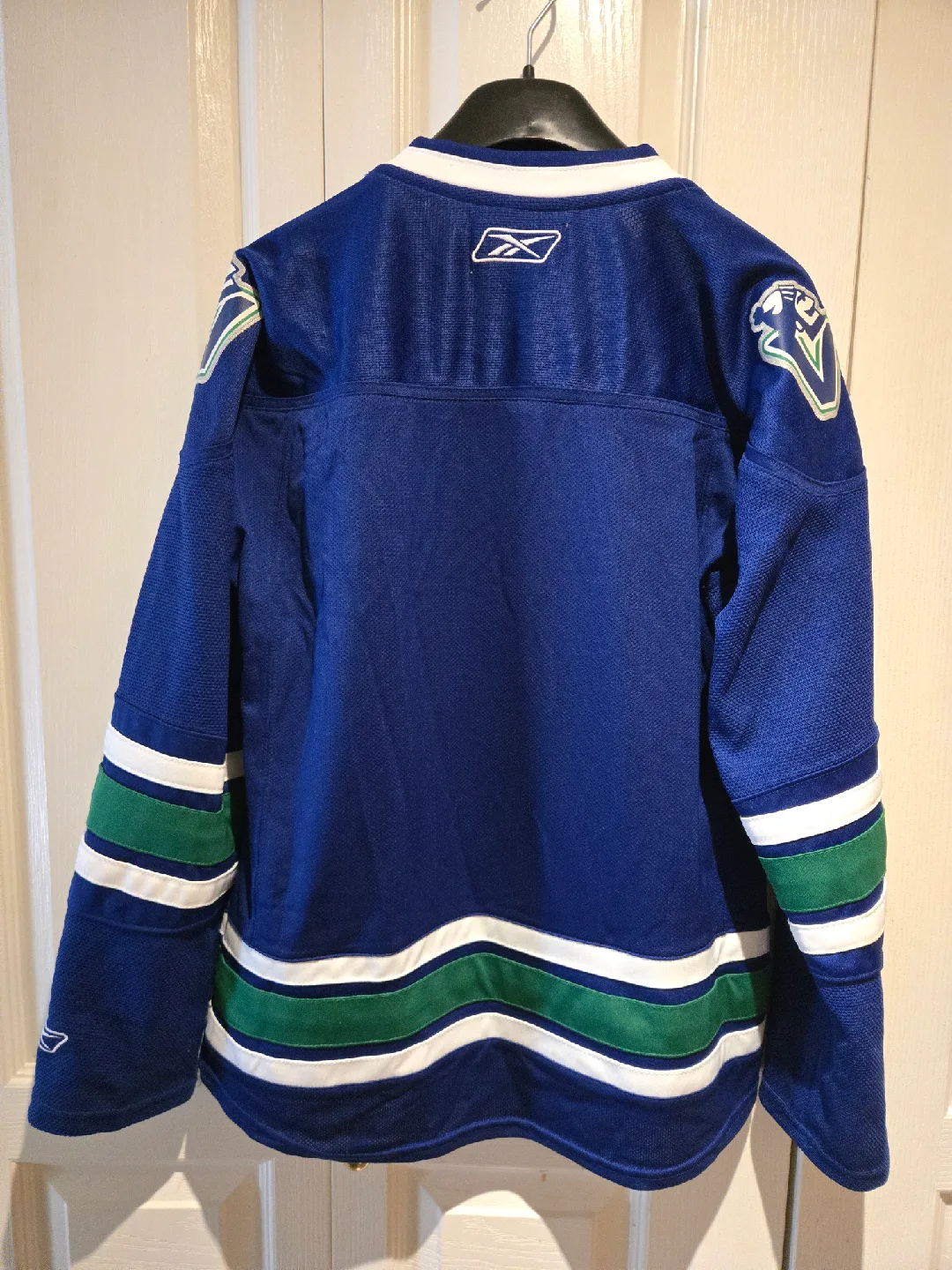 Women Vancouver Canucks Jersey - Size L image indicator(2)