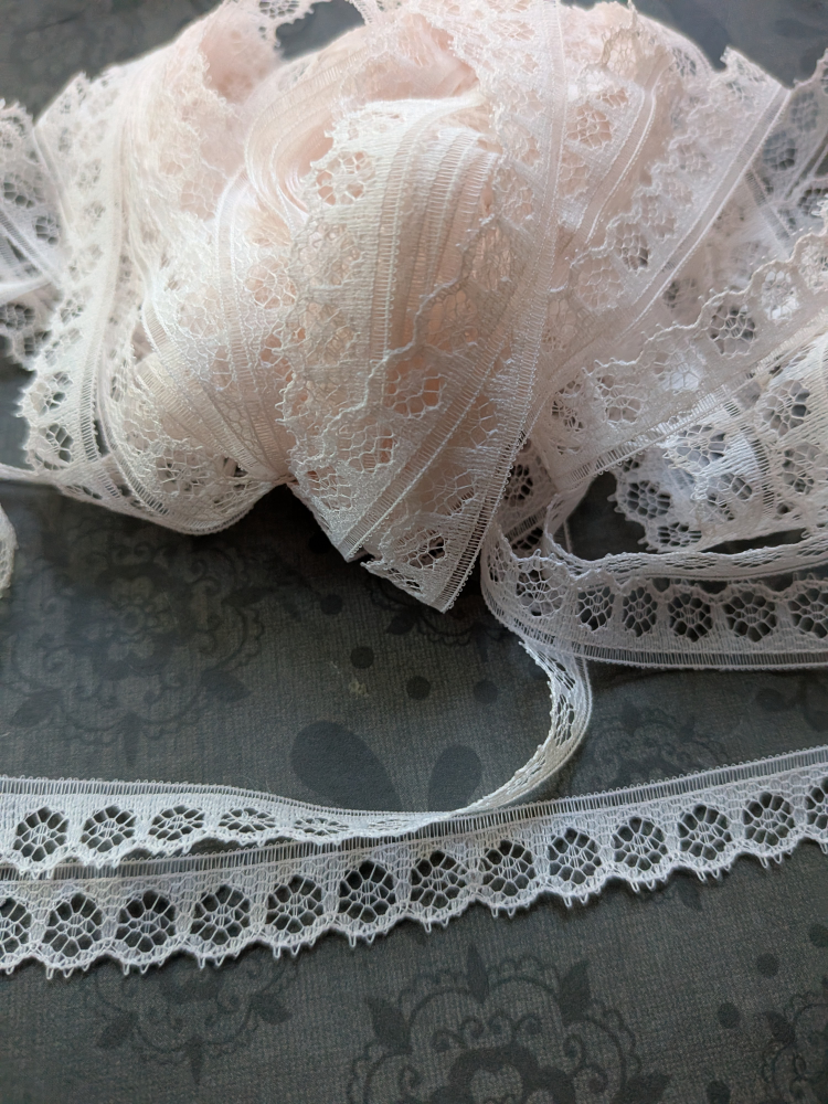 TEN YARDS pale pink narrow floral lace trim - photo 5