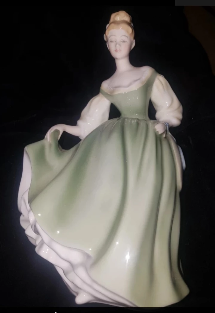 Royal Doulton Fair Lady Figurine HN2193 - photo 3