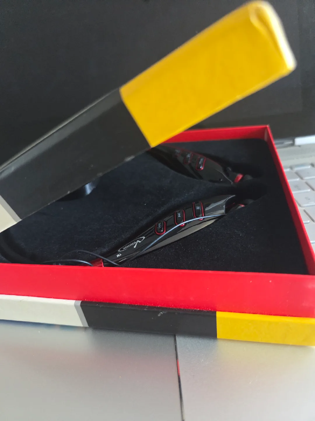 Venous PV-HBT12 Bluetooth Stereo MP3 Headphone (LIKE NEW) image indicator(4)