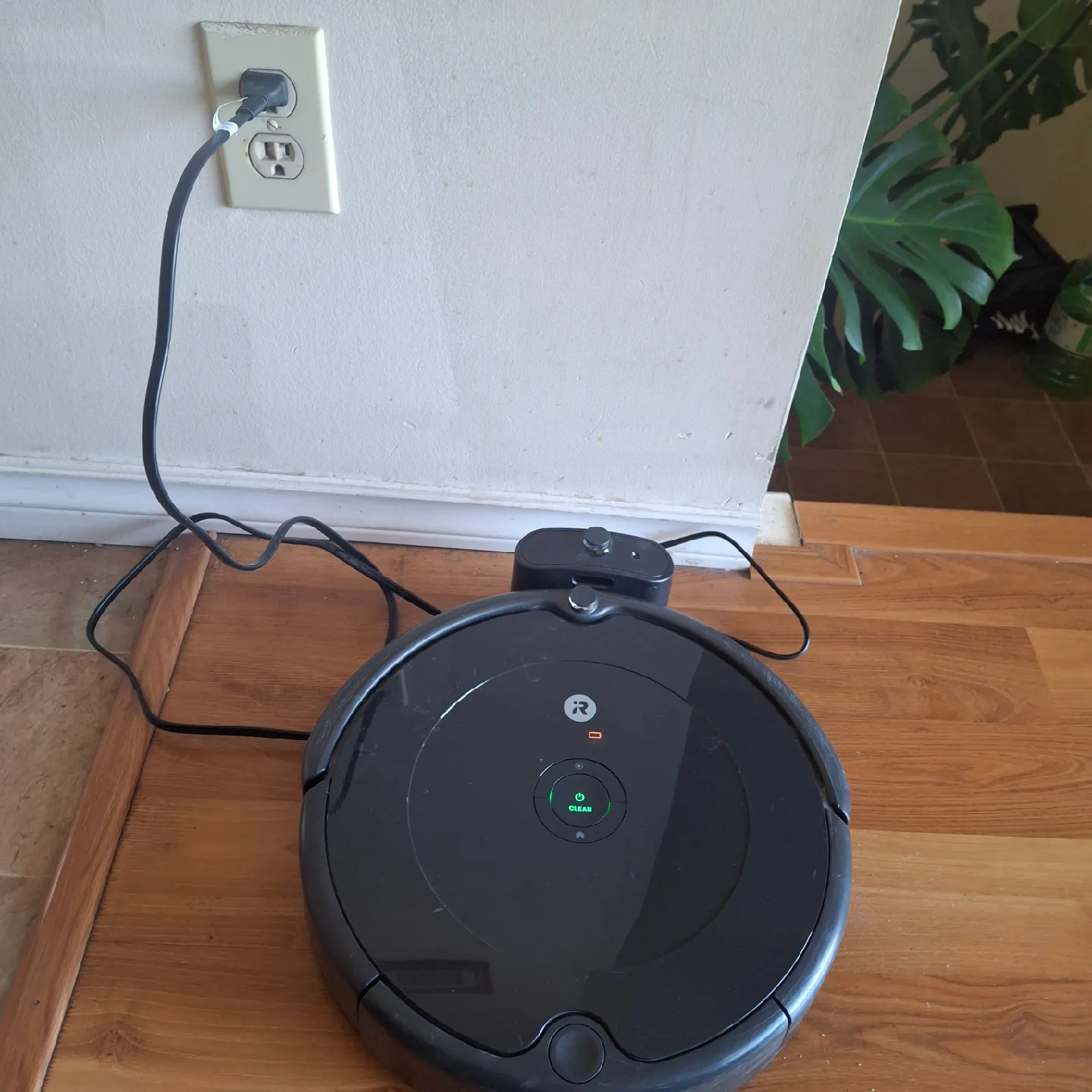 iRobot Roomba 694 Robot Vacuum image indicator(2)