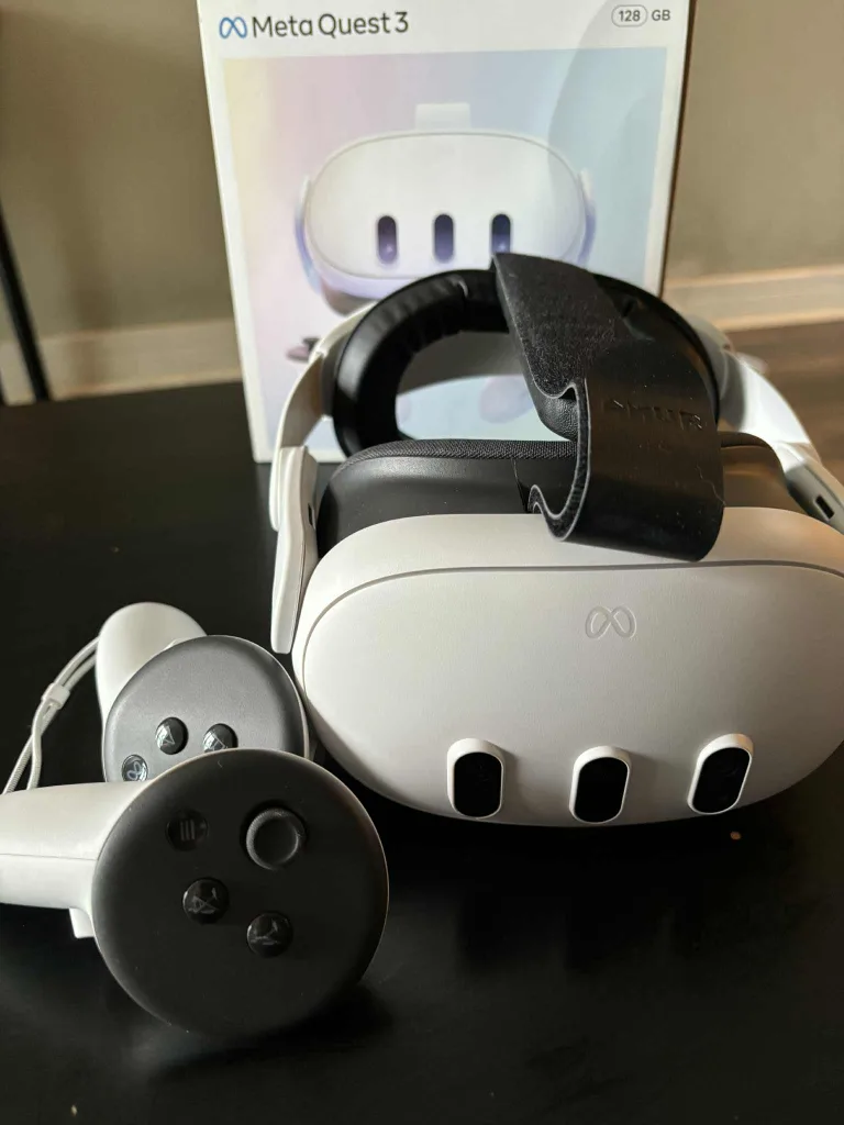 Meta Quest 3 VR - 128 GB image indicator(2)