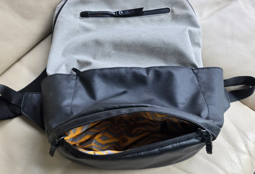 backpack with shoe compartment image indicator(3)