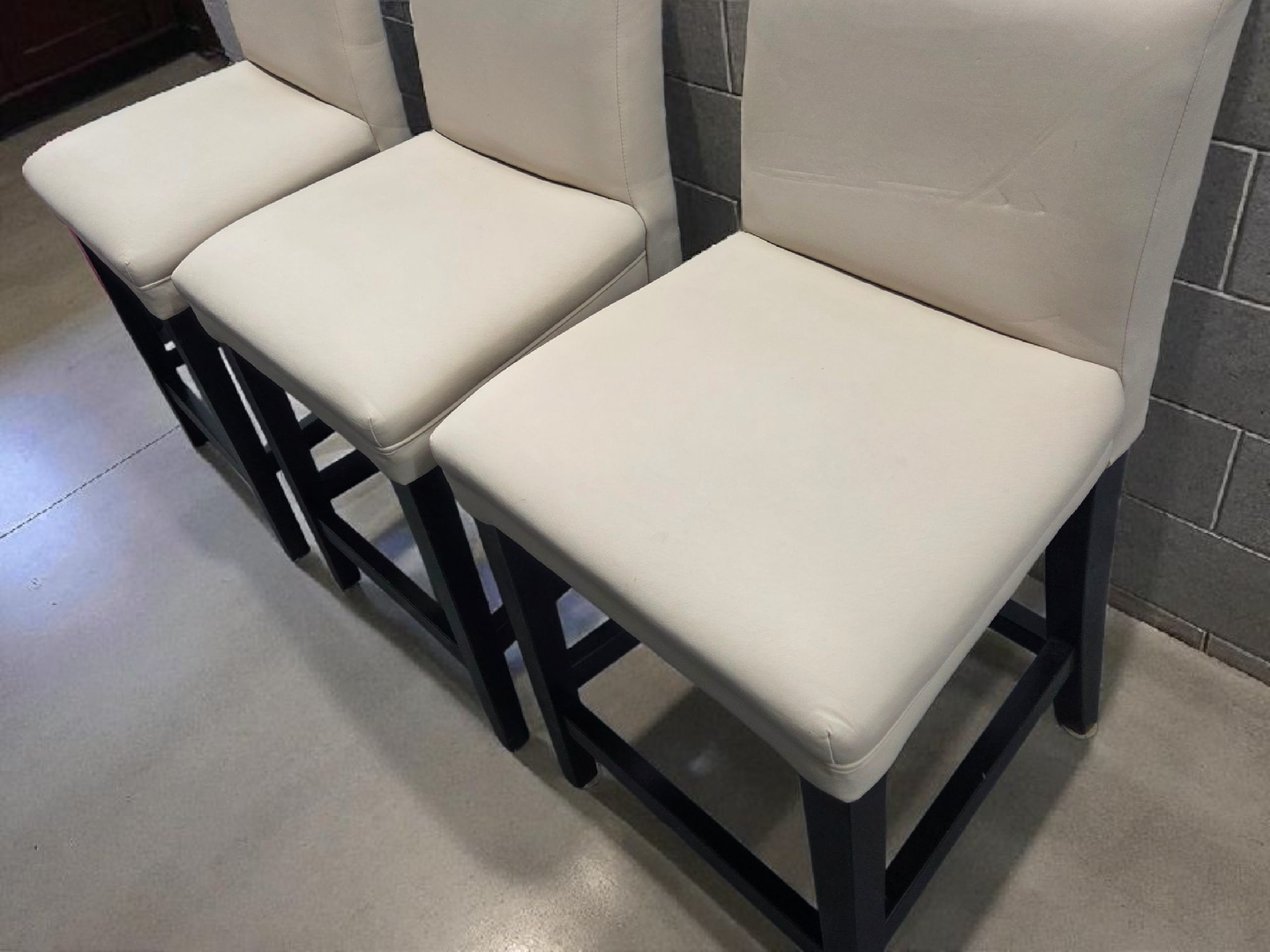 Set of 3 White Bar Stools - photo 3