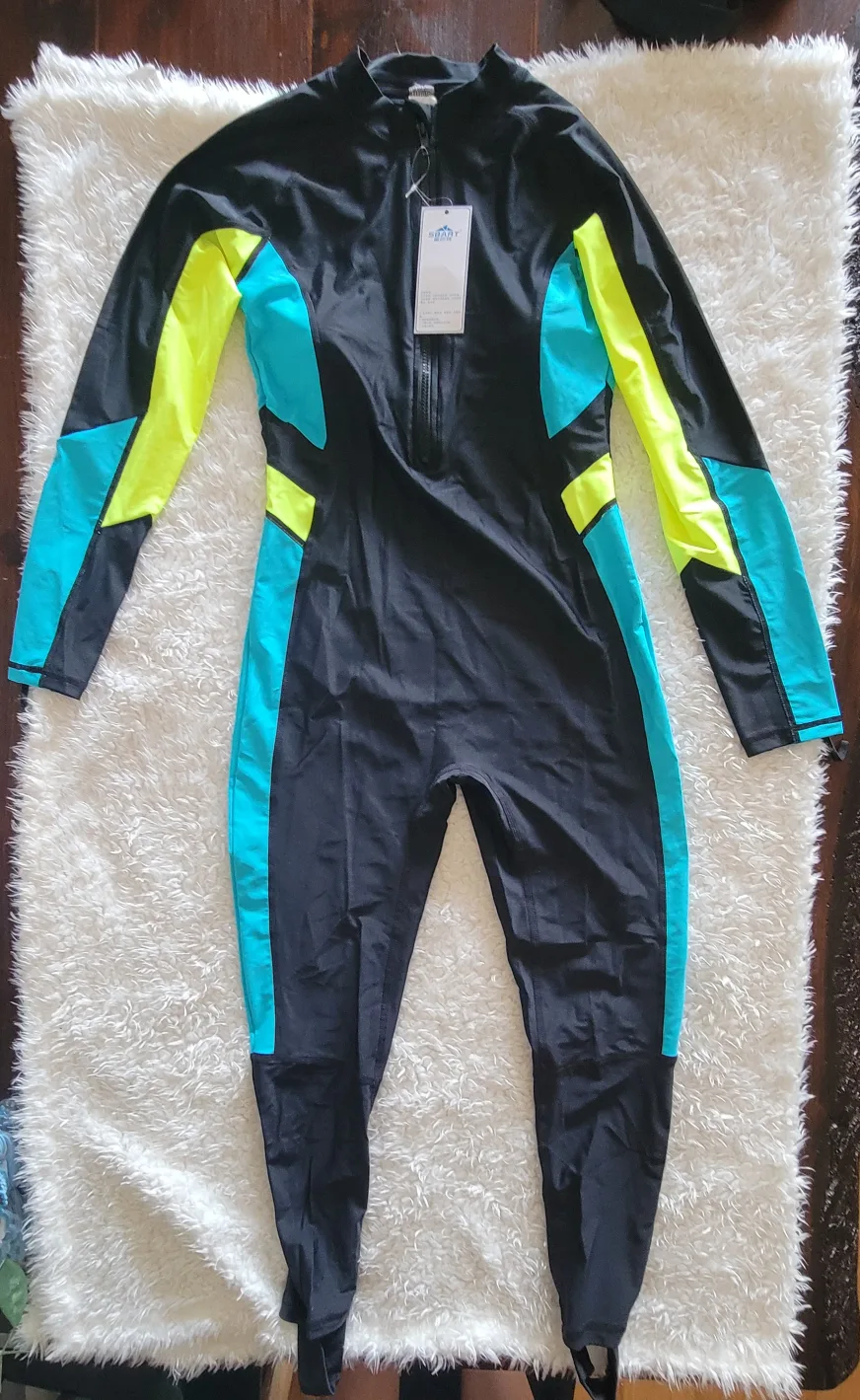 BNWT Women's Rash Guard Swimsuit - Size L image indicator(3)