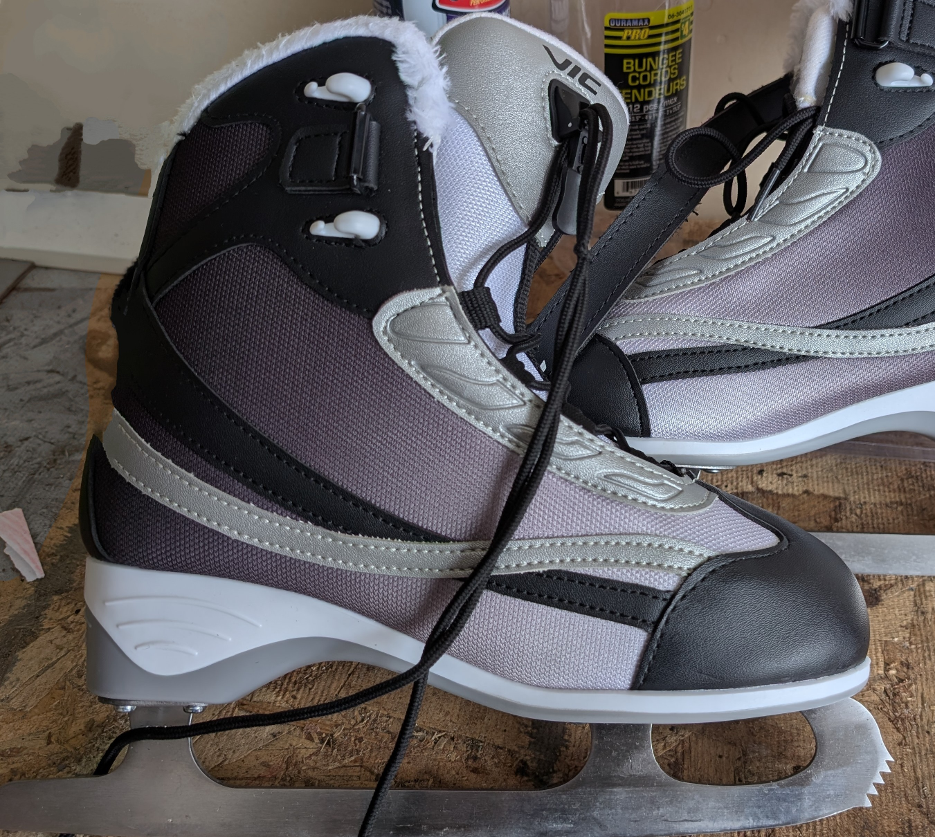 CCM Tacks 120 Hockey Helmet Vic Skates (US Size 5)