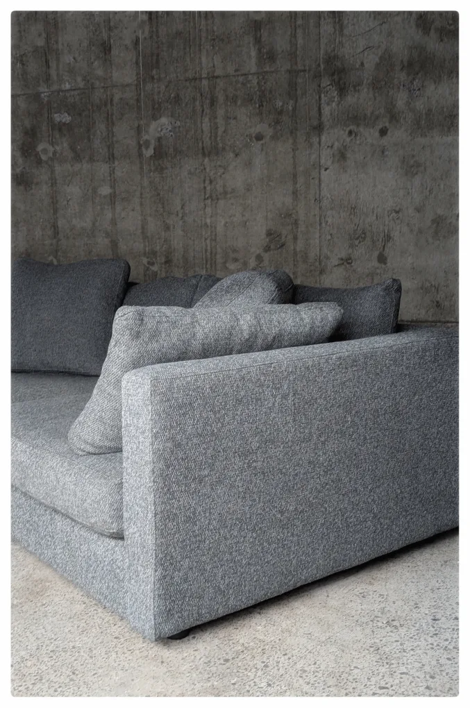 URBAN BARN COUCH image indicator(2)