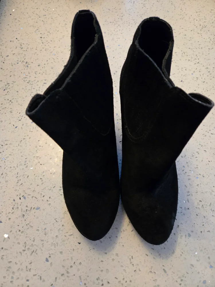 Le  Chateau Black Wedge Ankle Boots 9 image indicator(2)