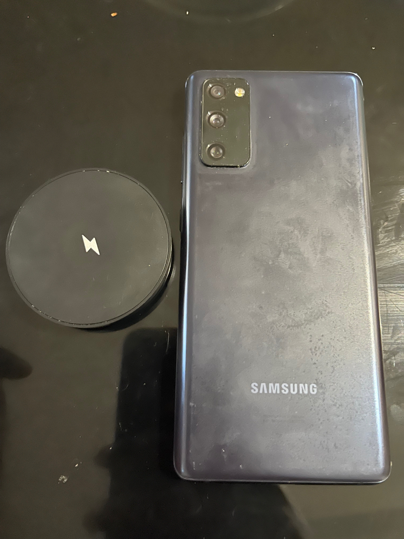 Samsung Galaxy S20 FE with Charger - photo 2