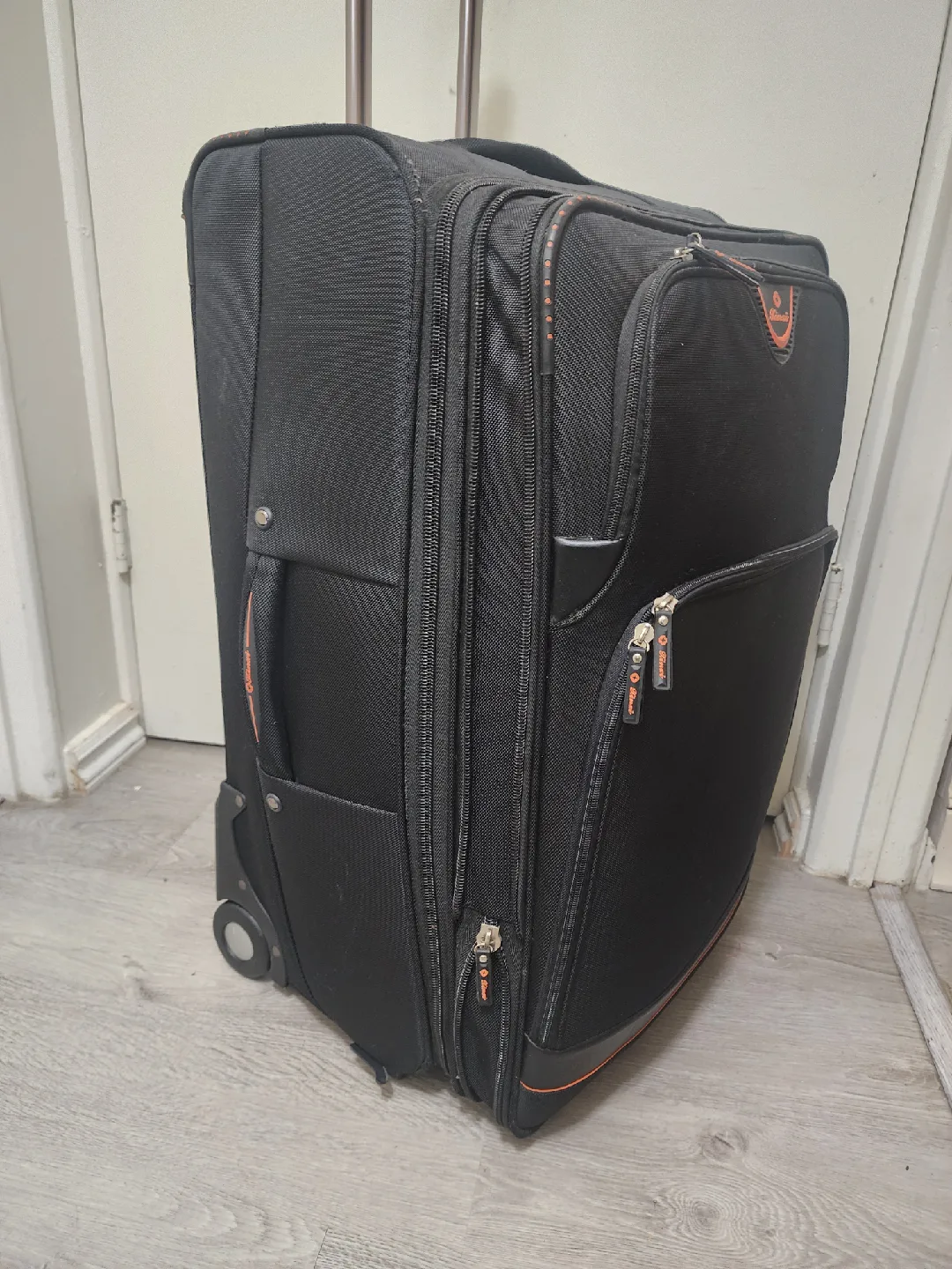 Heys Black checking Luggage. Big size in the set. image indicator(3)