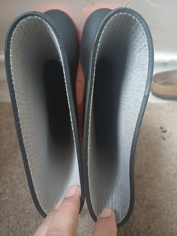 FREE Kids' Rain Boots - Size 3 🥕 image indicator(4)