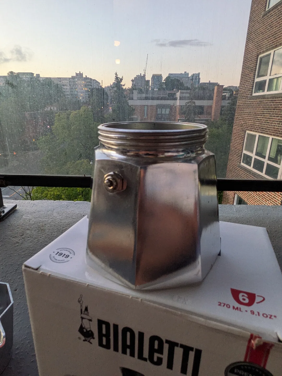 Bialetti Moka Express 6-Cup Stovetop Espresso Maker image indicator(2)