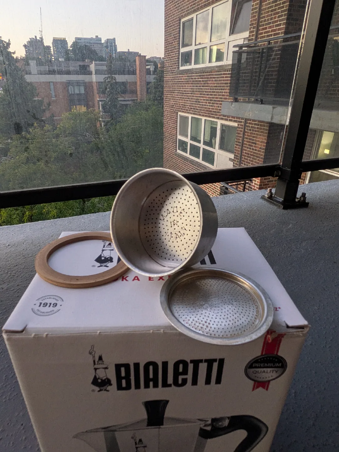 Bialetti Moka Express 6-Cup Stovetop Espresso Maker image indicator(6)