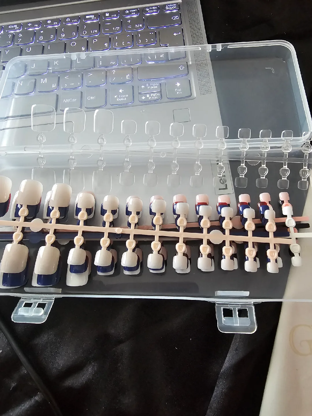 8 Colors Press-On Toe Nails Set image indicator(2)