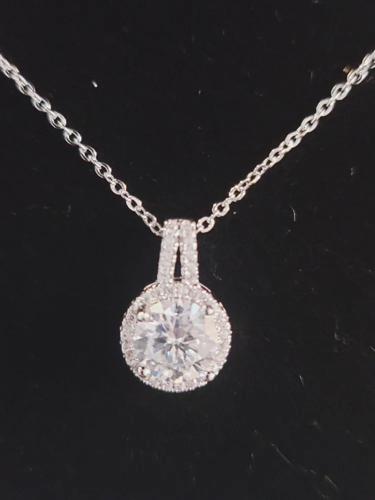 Mossiante Halo Pendant Necklace VVS1 image indicator(2)