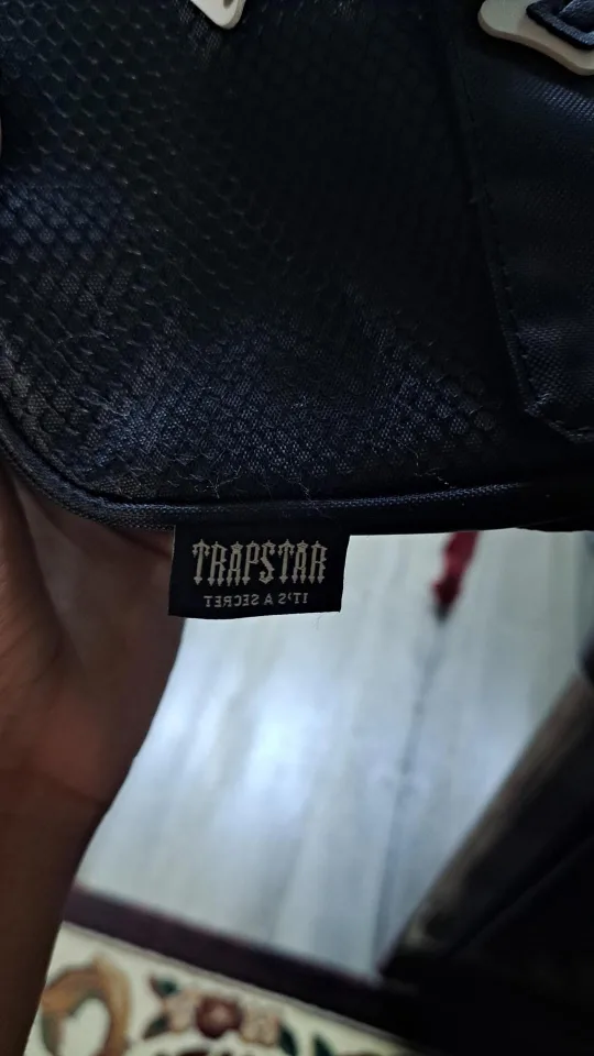 Trapstar London Black Irongate T Bag image indicator(2)