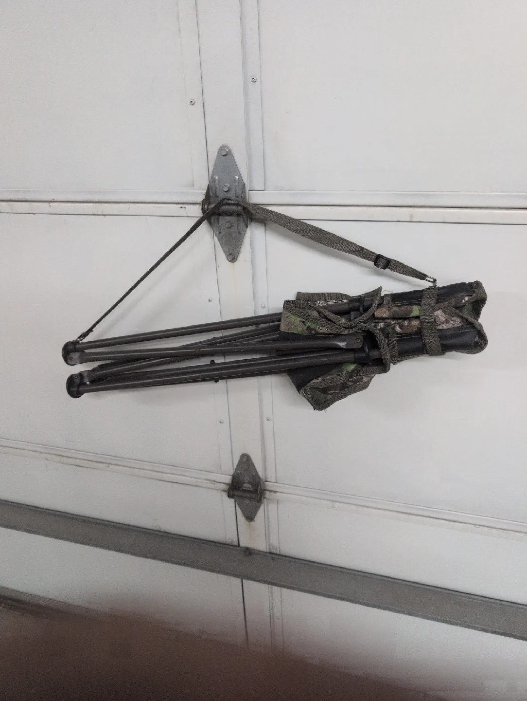 Folding Camo Hunting Chair - Portable Tripod Seat image indicator(4)