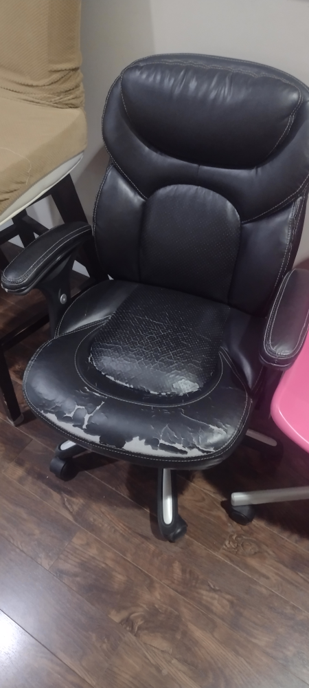 Coffee table,pink and black chair
