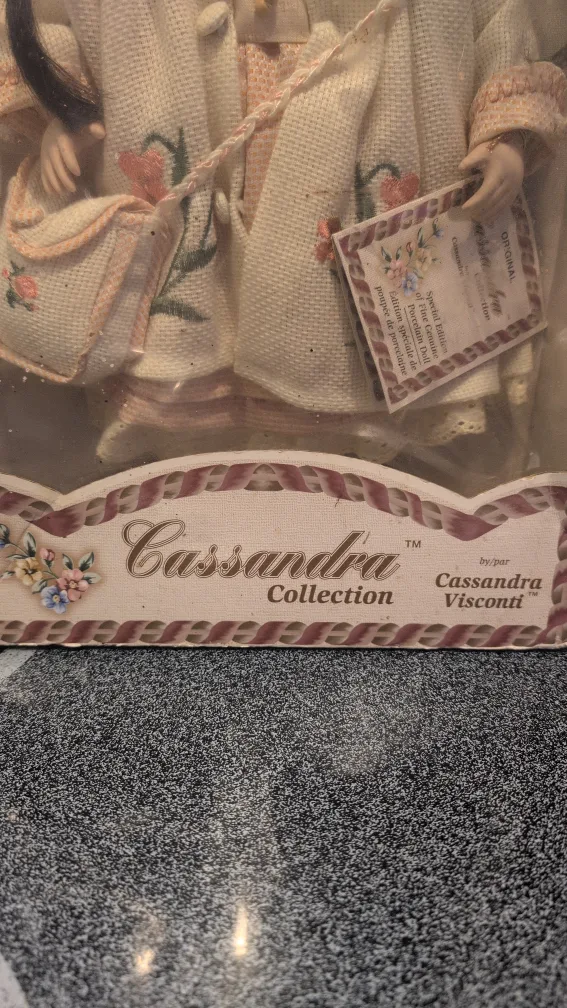 Cassandra Visconti Porcelain Doll - Limited Edition 2004 image indicator(2)