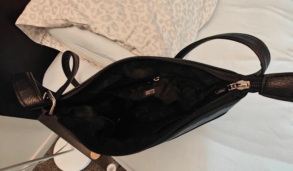 Roots Black Crossbody Bag with Adjustable Straps 💖🧡 image indicator(6)