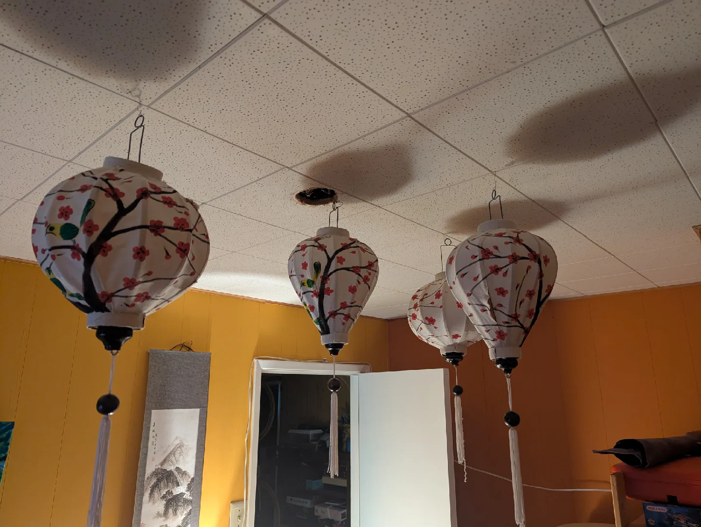 Decorative Hanging Paper Lanterns thumbnail